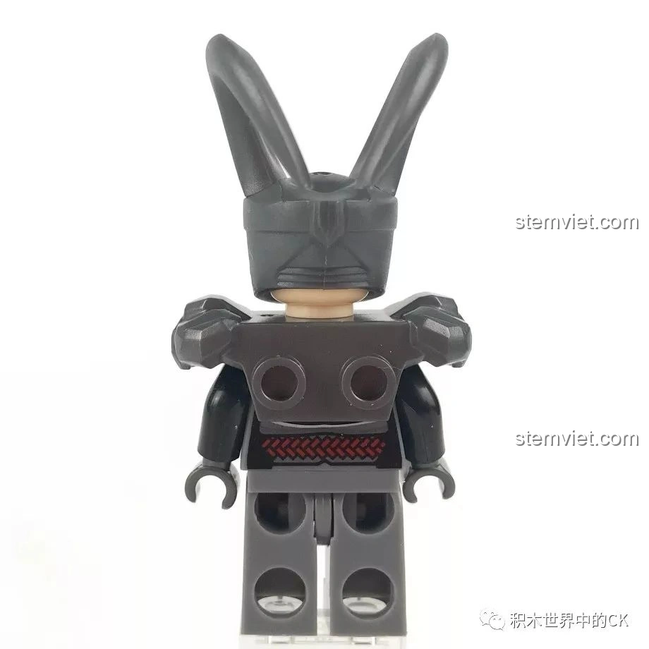 Mô hình Mecha Lữ Bố SEMBO 11861 nhìn từ phía sau, với các chi tiết giáp vai và lưng.