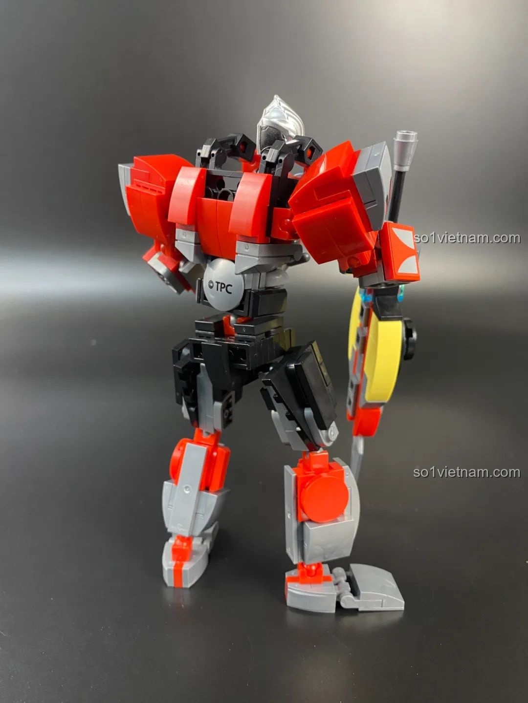 Mô hình Mecha Orb Origin Qman 75049 nhìn từ phía sau, các chi tiết được hoàn thiện tốt.