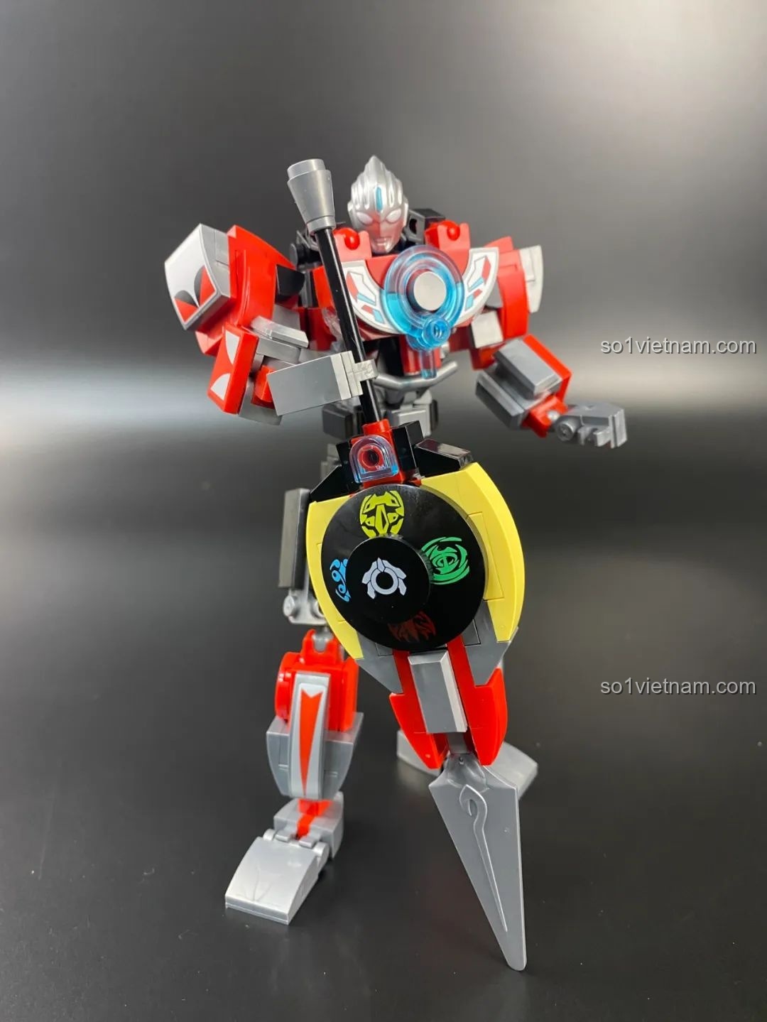 Mô hình Mecha Orb Origin Qman 75049 tạo dáng chiến đấu, cầm vũ khí Orb Calibur một cách oai vệ.