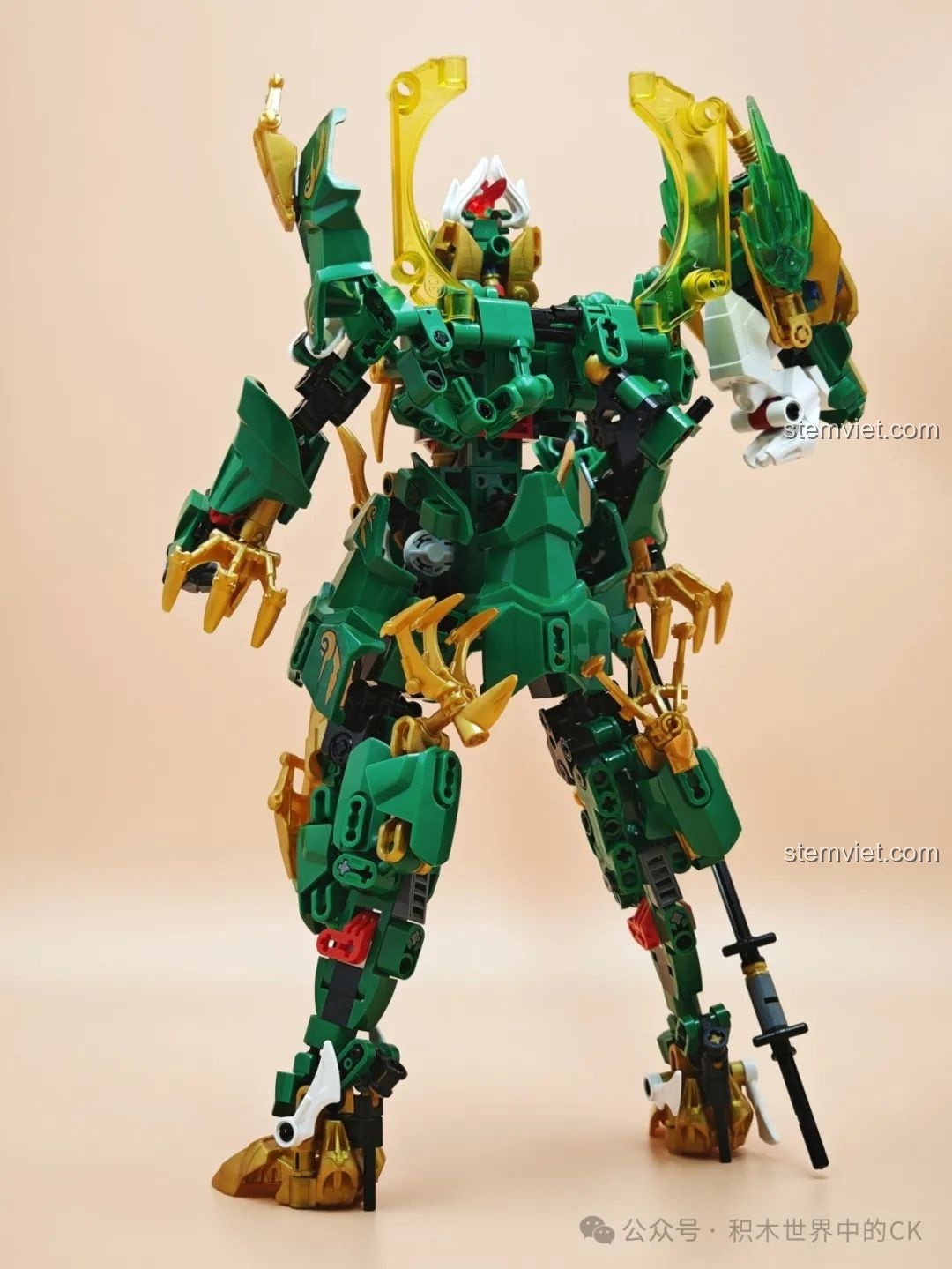 Mặt sau của bộ lắp ráp Mecha Thanh Long Biến Hình, cho thấy cấu trúc lưng và chân vững chắc.