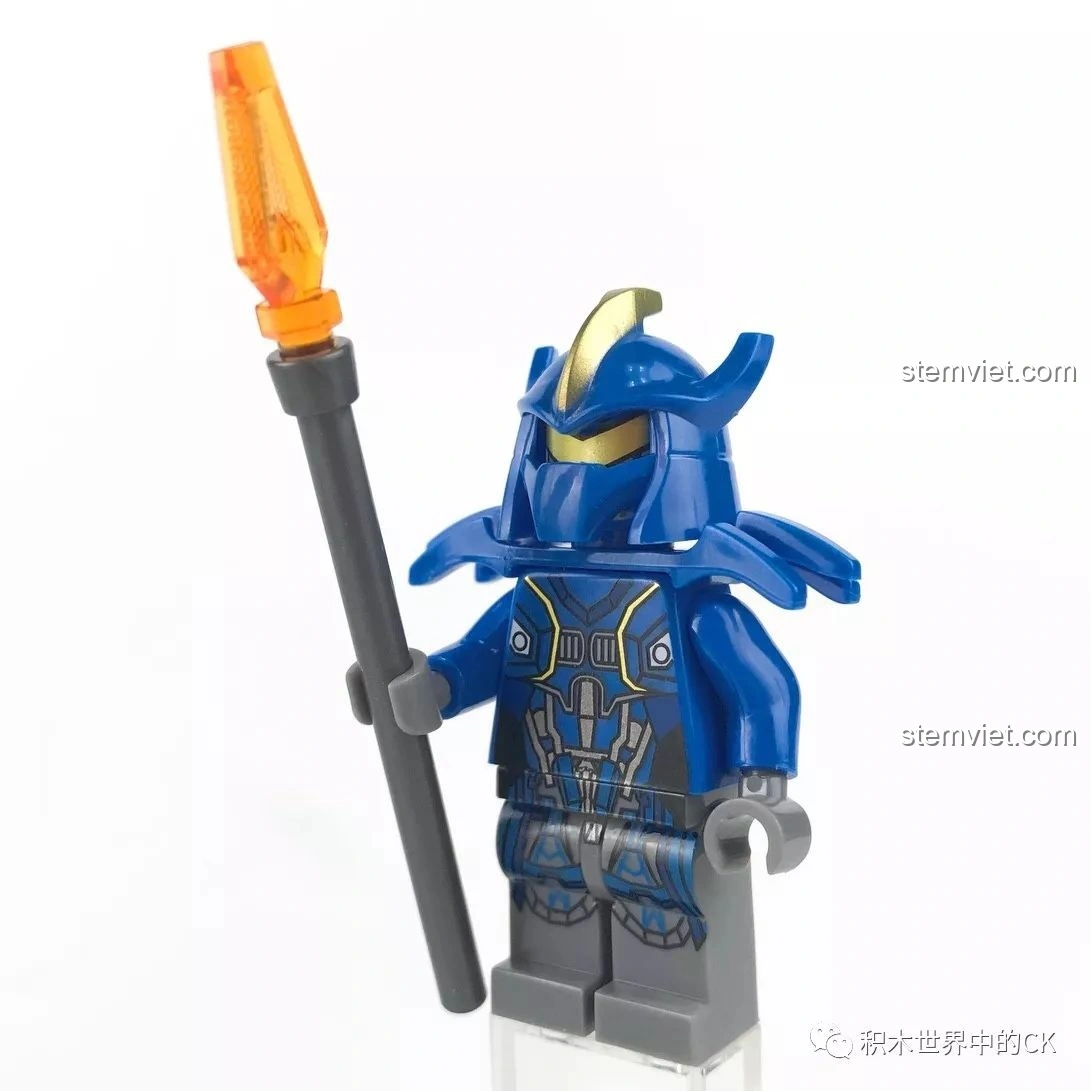 Mô hình Mecha Triệu Vân SEMBO 11860 nhìn từ phía sau, với các chi tiết giáp vai và lưng.