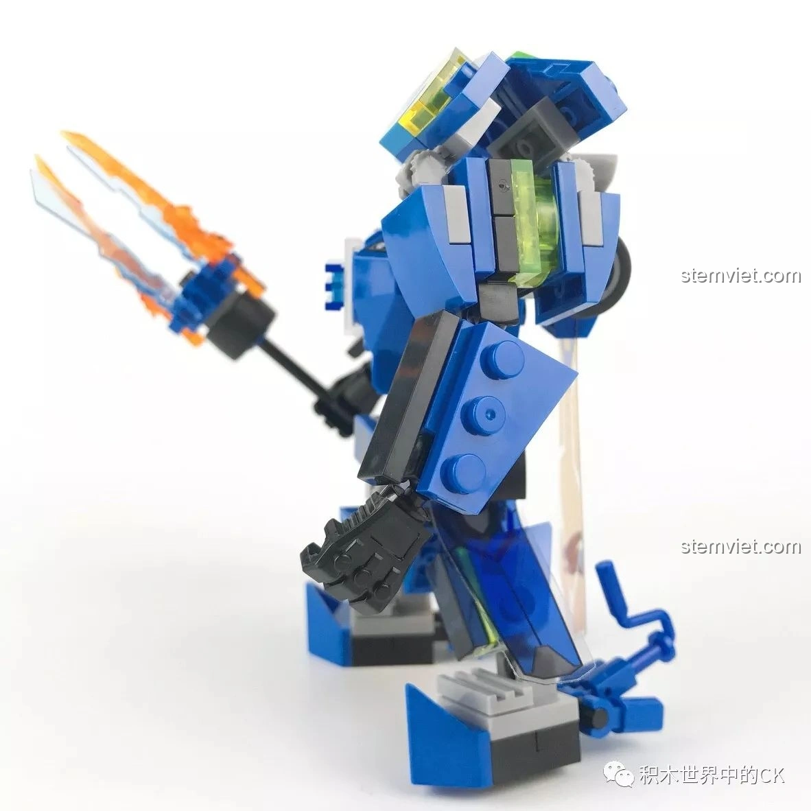 Mô hình Mecha Triệu Vân SEMBO 11860 tạo dáng chiến đấu, thể hiện sự linh hoạt và khả năng tùy biến.