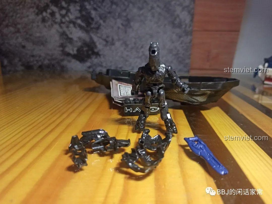 Nhân vật Covenant của Mega Bloks Halo: Metallic Onyx Covenant Drop Pod đã lắp ráp.