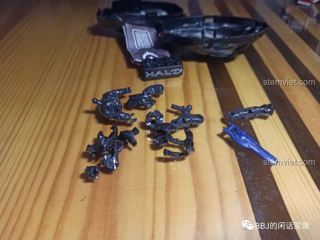 Các mảnh ghép Mega Bloks Halo: Metallic Onyx Covenant Drop Pod đang được lắp ráp.