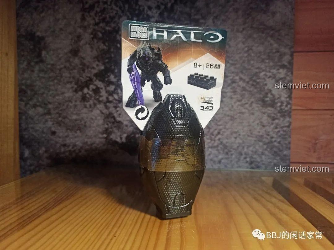 Cận cảnh bộ Mega Bloks Halo: Metallic Onyx Covenant Drop Pod với nhân vật Covenant.