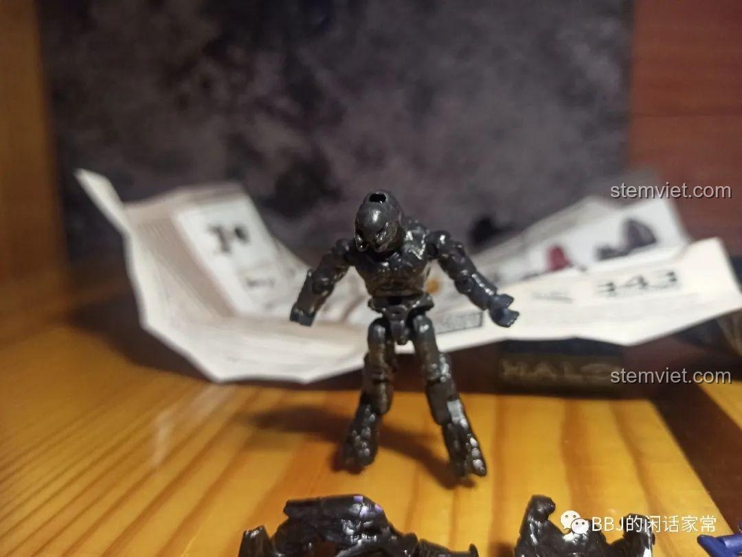 Bộ Mega Bloks Halo: Metallic Onyx Covenant Drop Pod đã lắp ráp hoàn chỉnh.