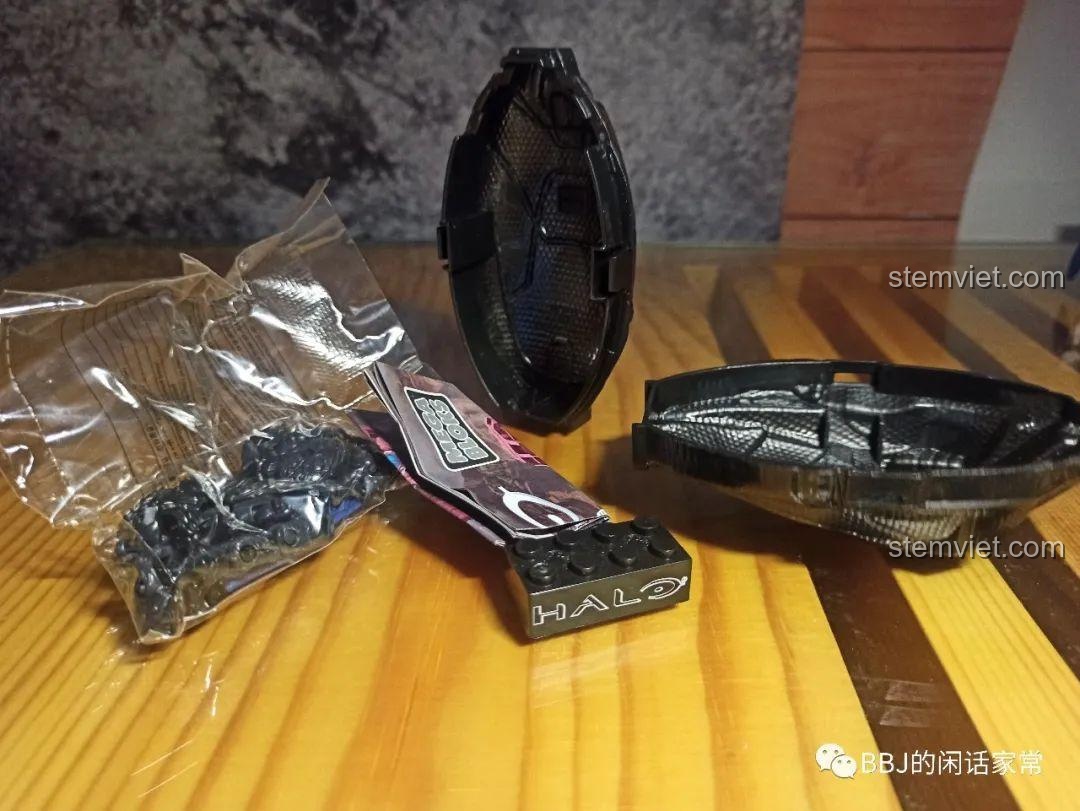 Cận cảnh các mảnh ghép nhỏ của Mega Bloks Halo: Metallic Onyx Covenant Drop Pod.