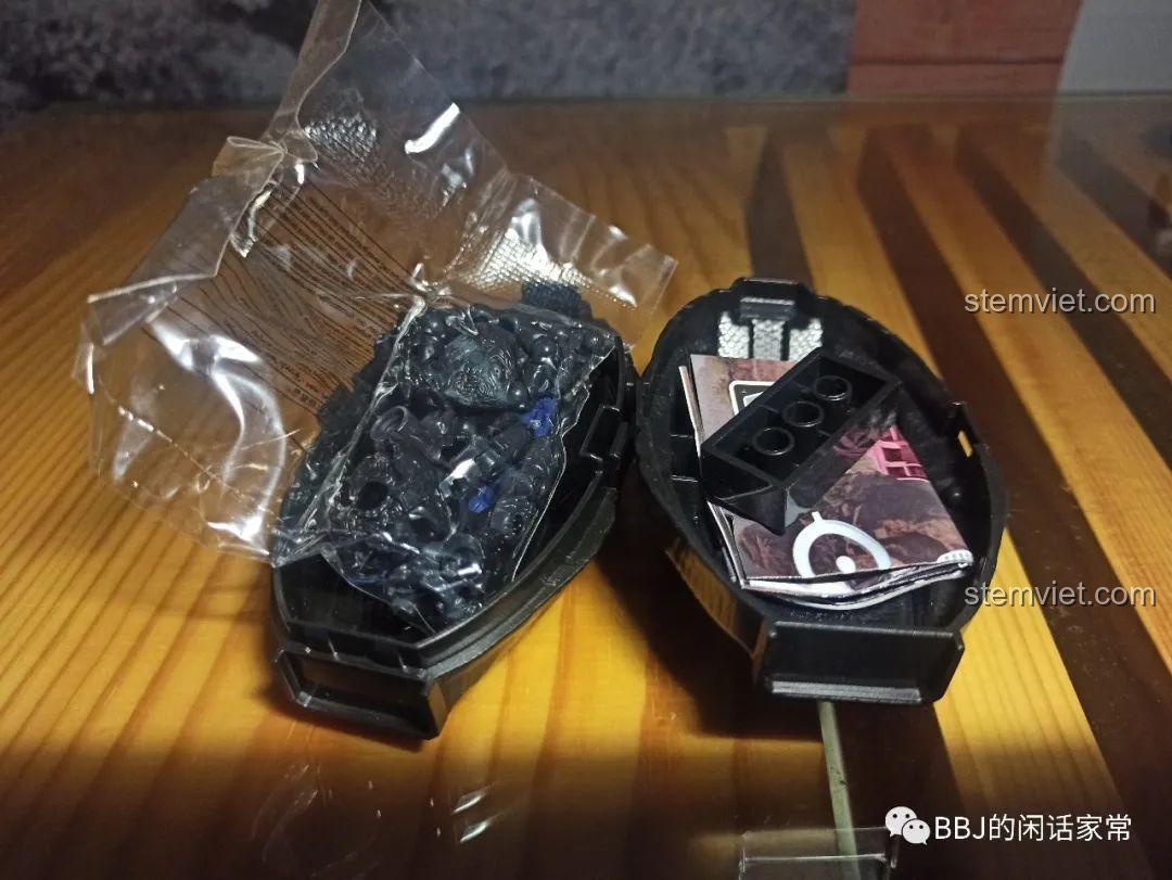 Các mảnh ghép Mega Bloks Halo: Metallic Onyx Covenant Drop Pod bên trong hộp.