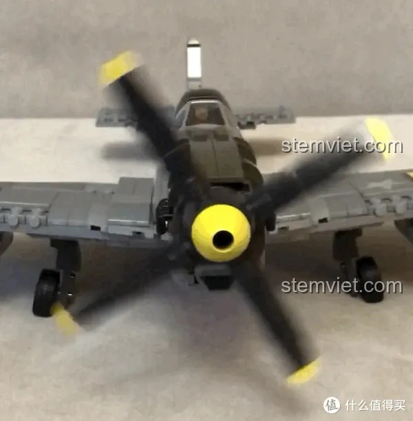 Mô hình máy bay P-51 Mustang bằng LEGO Mega Bloks với cánh quạt đang quay, tái hiện chân thực