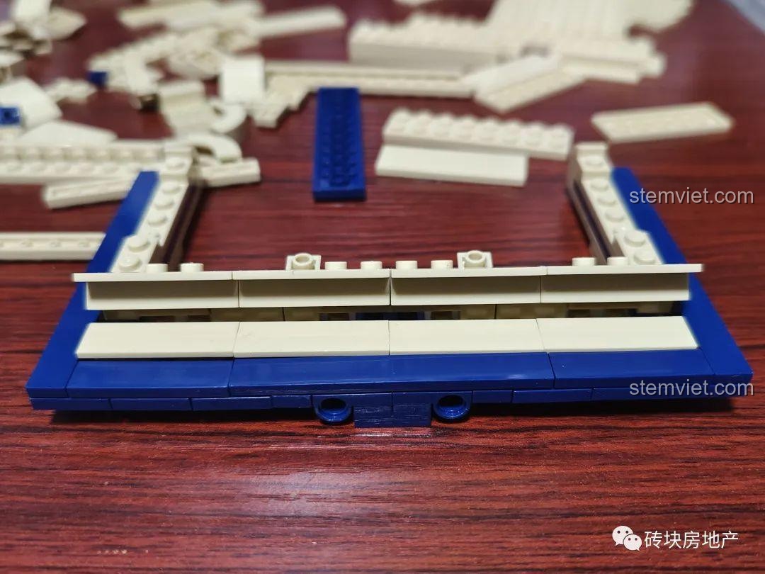 Xây dựng một phần của Lâu đài Hogwarts microscale trên nền sách của bộ Meiji 13010.