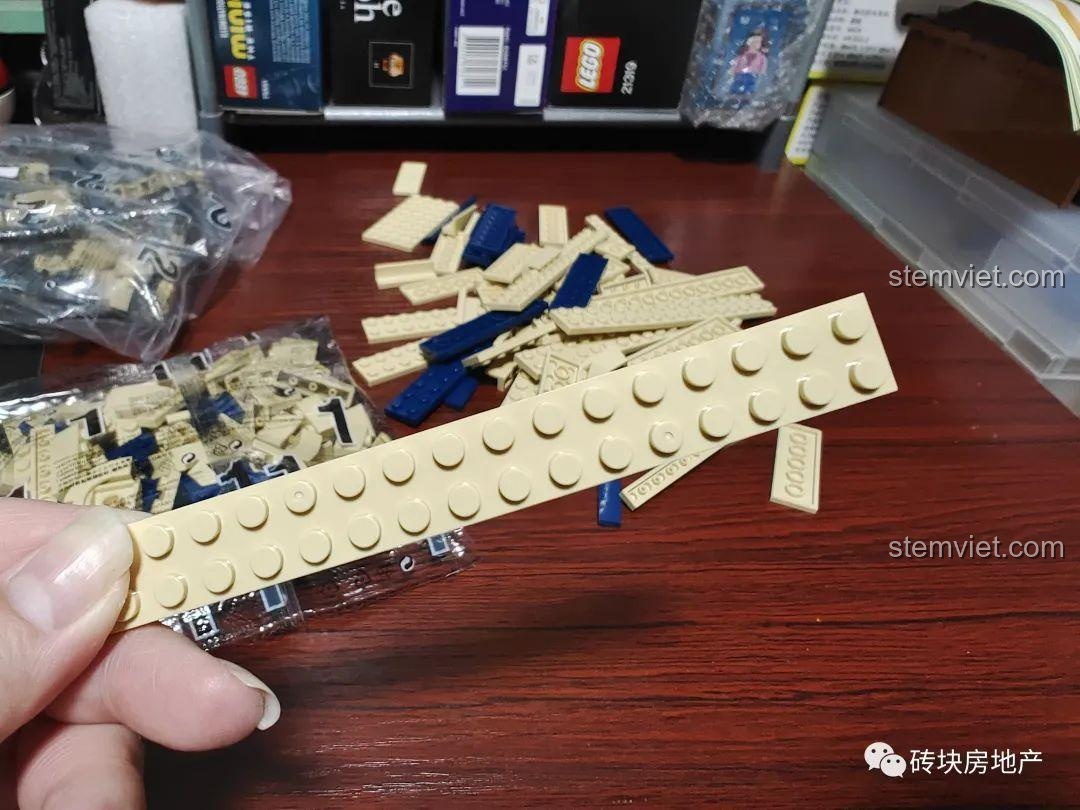 Các mảnh ghép màu kem và xanh dương của bộ Lâu đài Hogwarts Meiji 13010 được đổ ra để chuẩn bị lắp ráp.