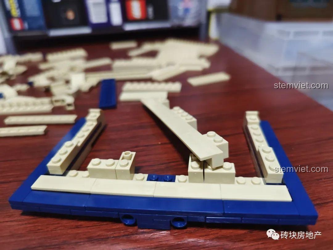 Các mảnh ghép của bước thứ hai, chủ yếu là màu xám và kem để xây dựng Lâu đài Hogwarts.