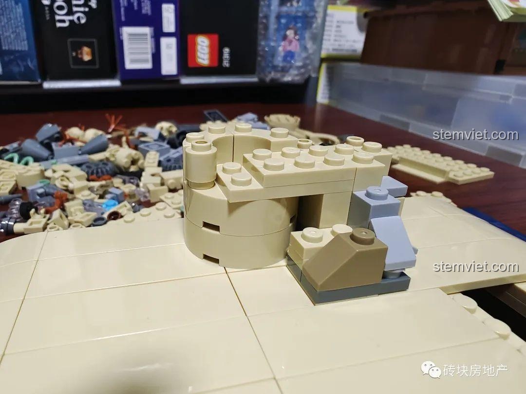 Cận cảnh Cây Liễu Roi được tái hiện một cách trừu tượng trong bộ lắp ráp Meiji 13010.