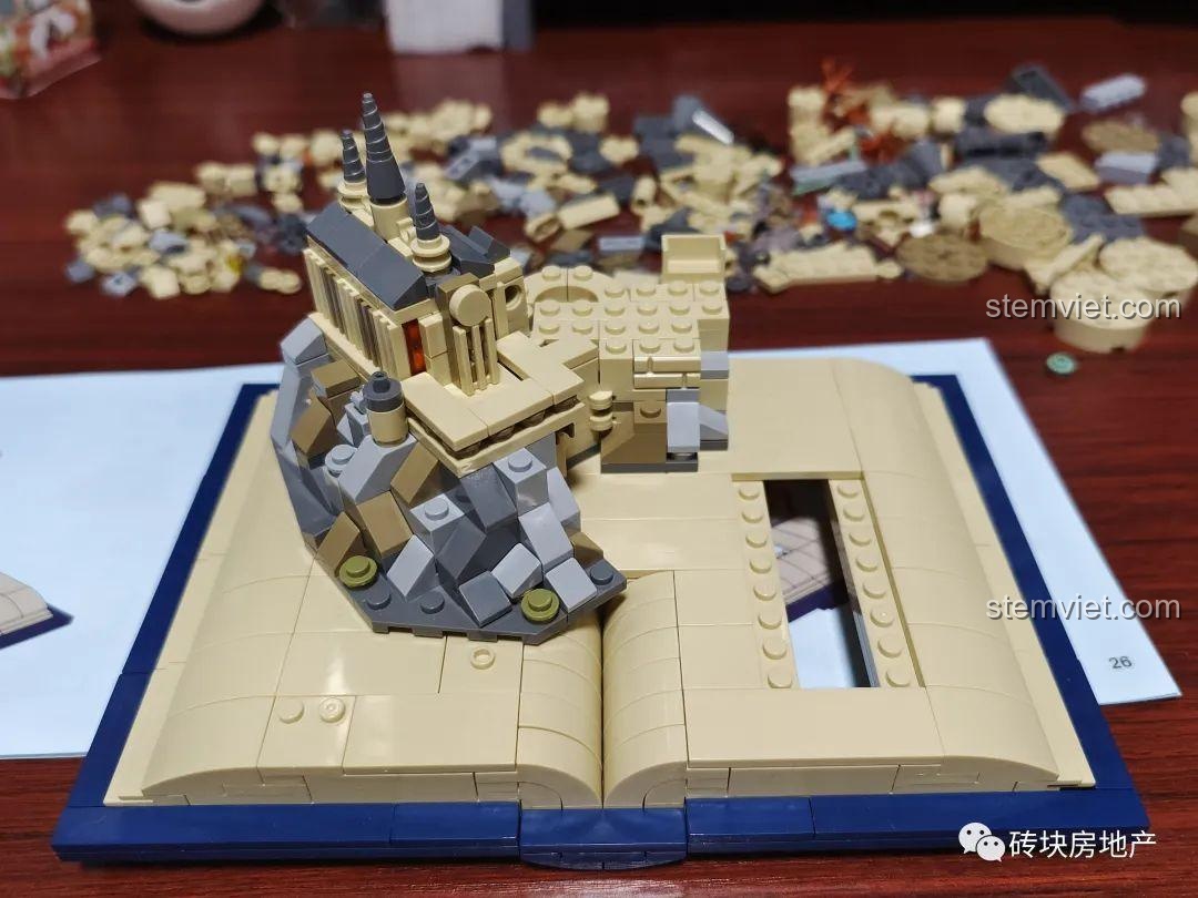 Mô hình con rồng, có thể là Rồng Đuôi Gai Hungary, đang đậu trên đỉnh tháp của Lâu đài Hogwarts Meiji 13010.