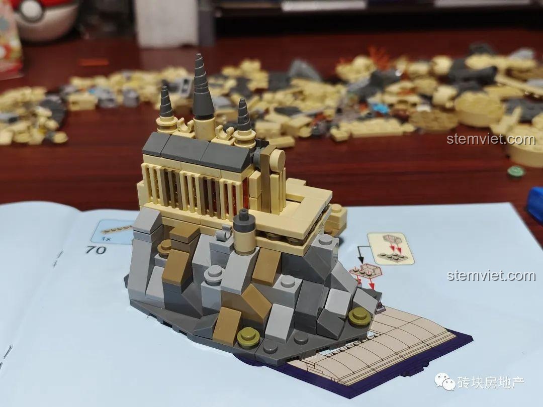 Chi tiết Giám ngục được tạo hình từ các mảnh ghép màu đen trong bộ đồ chơi Meiji 13010.