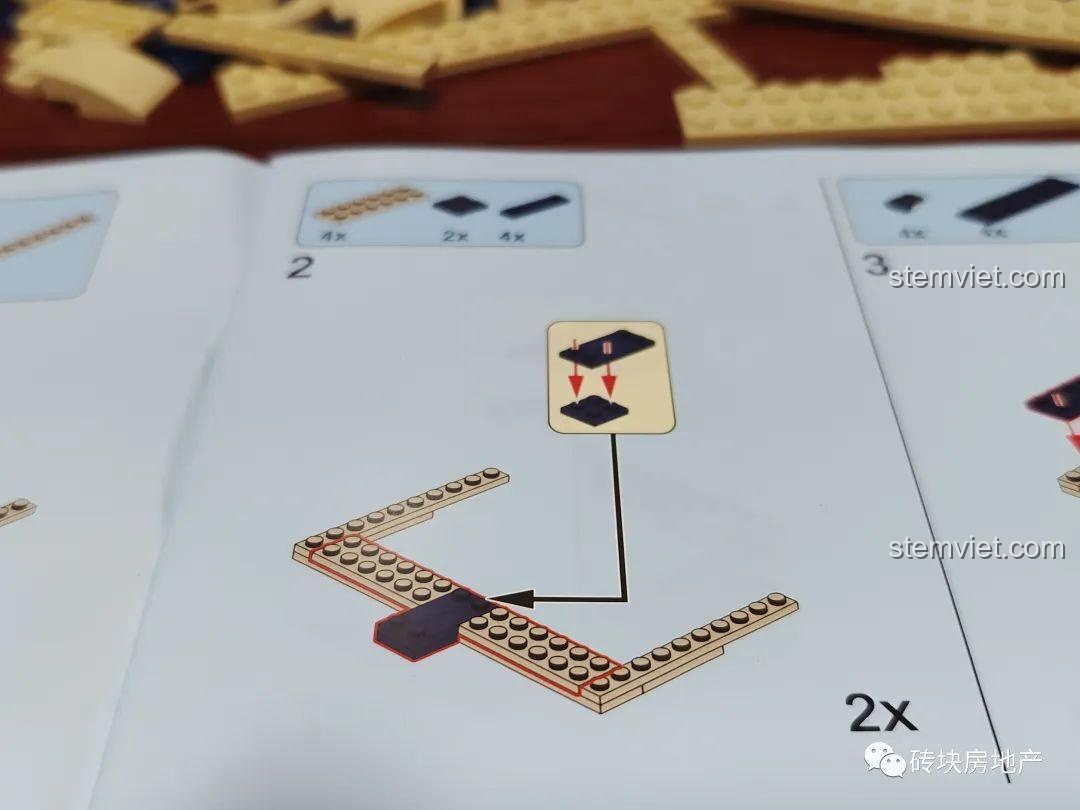 Cận cảnh một bước trong sách hướng dẫn lắp ráp của bộ Meiji 13010, cho thấy sự rõ ràng và dễ hiểu.