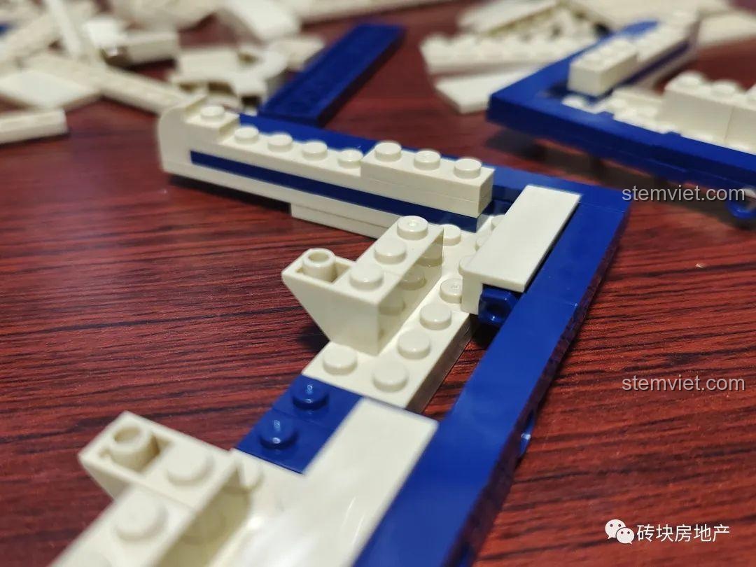 Mô hình cuốn sách đang mở của bộ Meiji 13010 đã hoàn thành phần đế, sẵn sàng để xây dựng lâu đài bên trên.