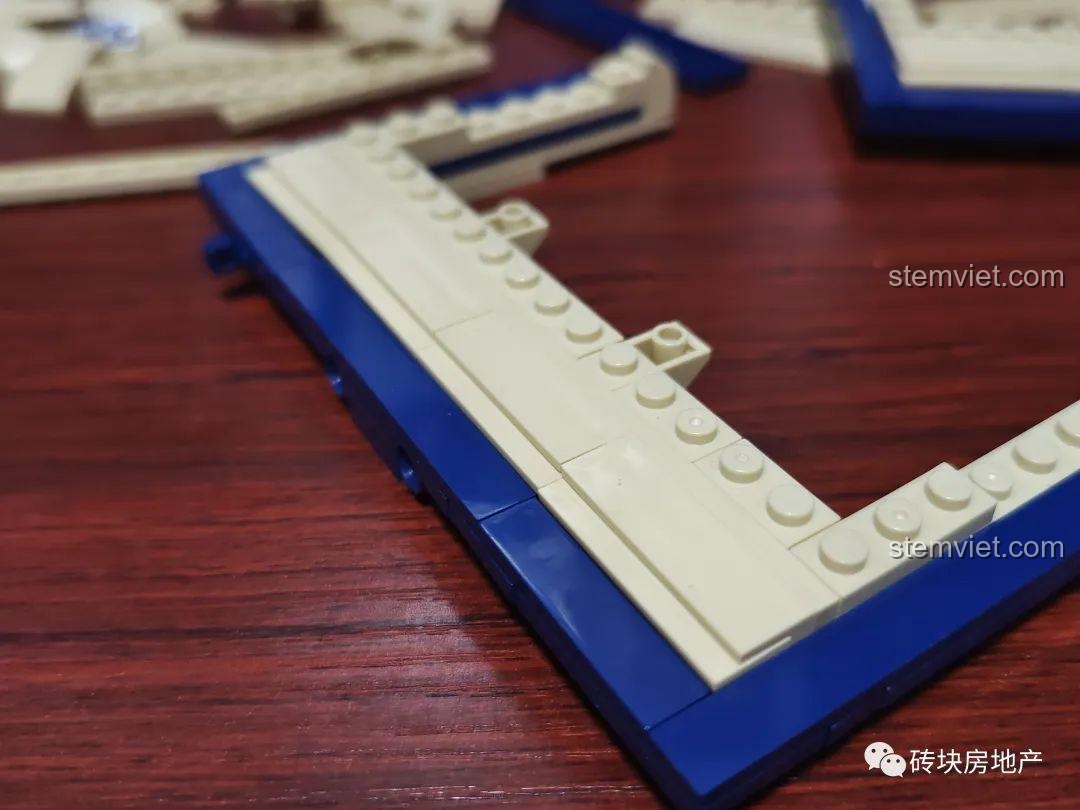 Mô hình Lâu đài Hogwarts Meiji 13010 đã hoàn thiện, nhìn từ góc chính diện, thể hiện sự hùng vĩ của nó.