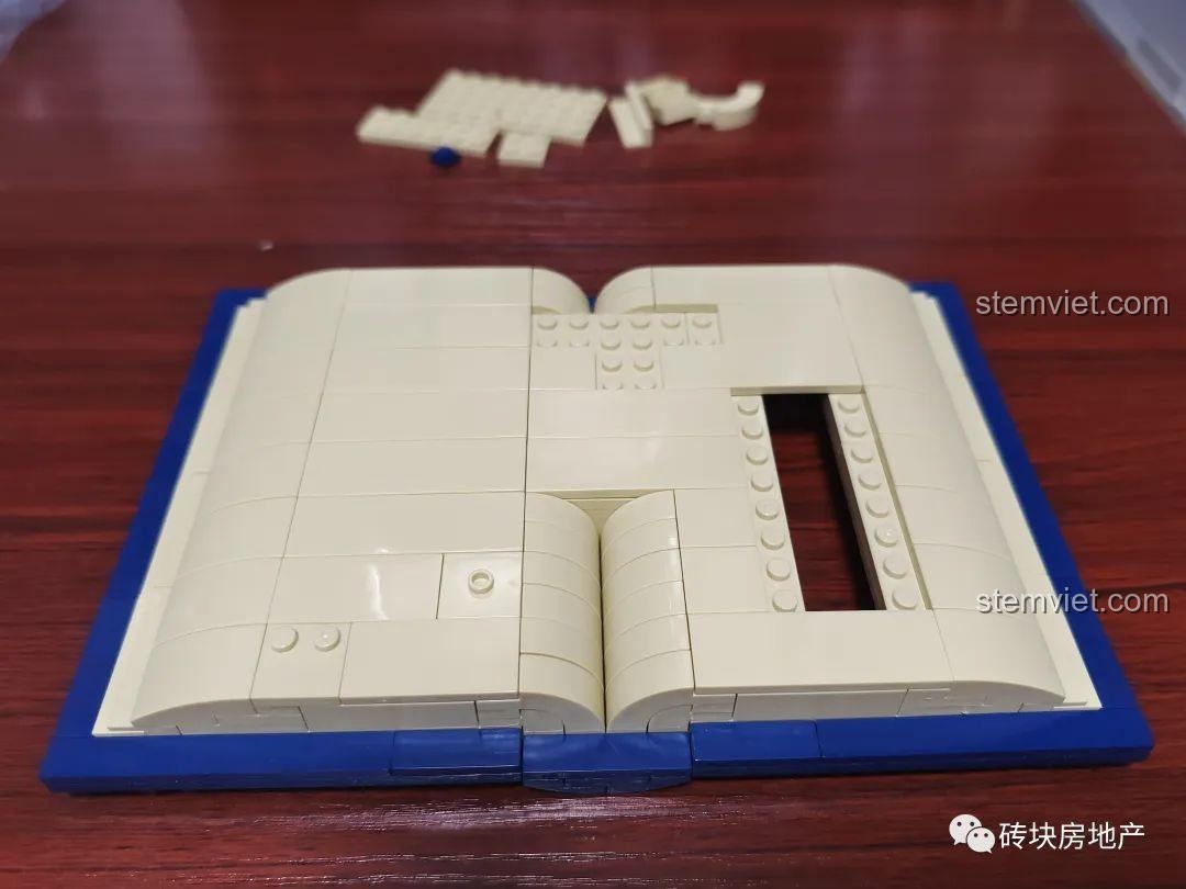 Mô hình Sách pop-up Hogwarts 13010 nhìn từ góc bên phải, khoe các tòa tháp chi tiết.