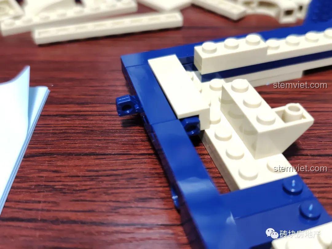 Hoàn thiện phần khung bìa sách của bộ lắp ráp Thế giới phép thuật Harry Potter 13010.