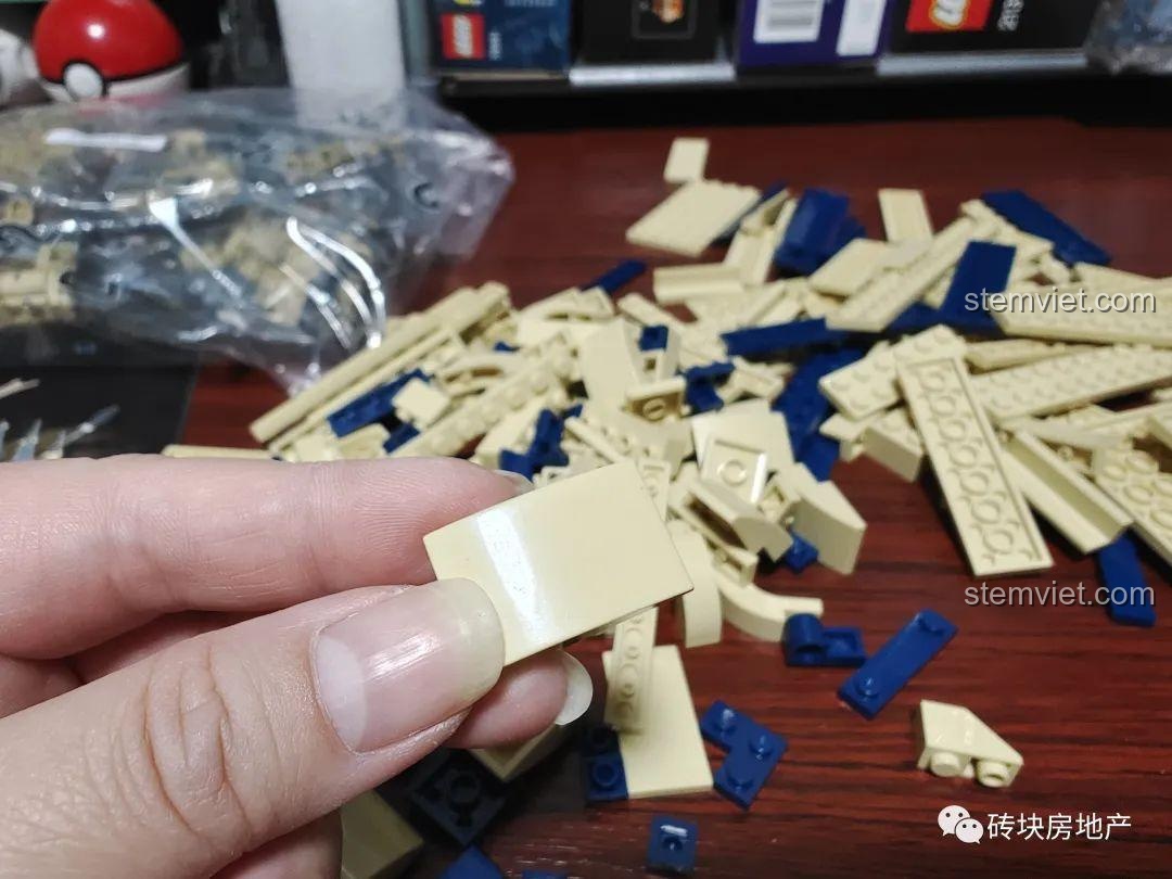 Quá trình lắp ráp phần bìa sách của mô hình Lâu đài ma thuật 13010.