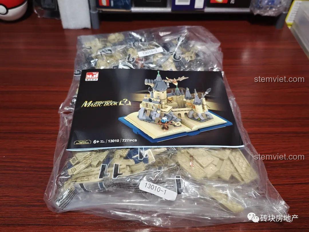 Sách hướng dẫn và các túi đựng 727 chi tiết của bộ lắp ráp Sách pop-up Hogwarts 13010.