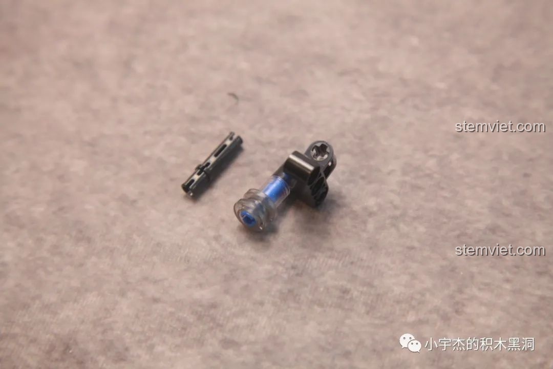 Chi tiết chốt nối màu xanh dương nguyên bản được sử dụng cho đèn pha của mô hình K-box 10222, một chi tiết có thể cải thiện.