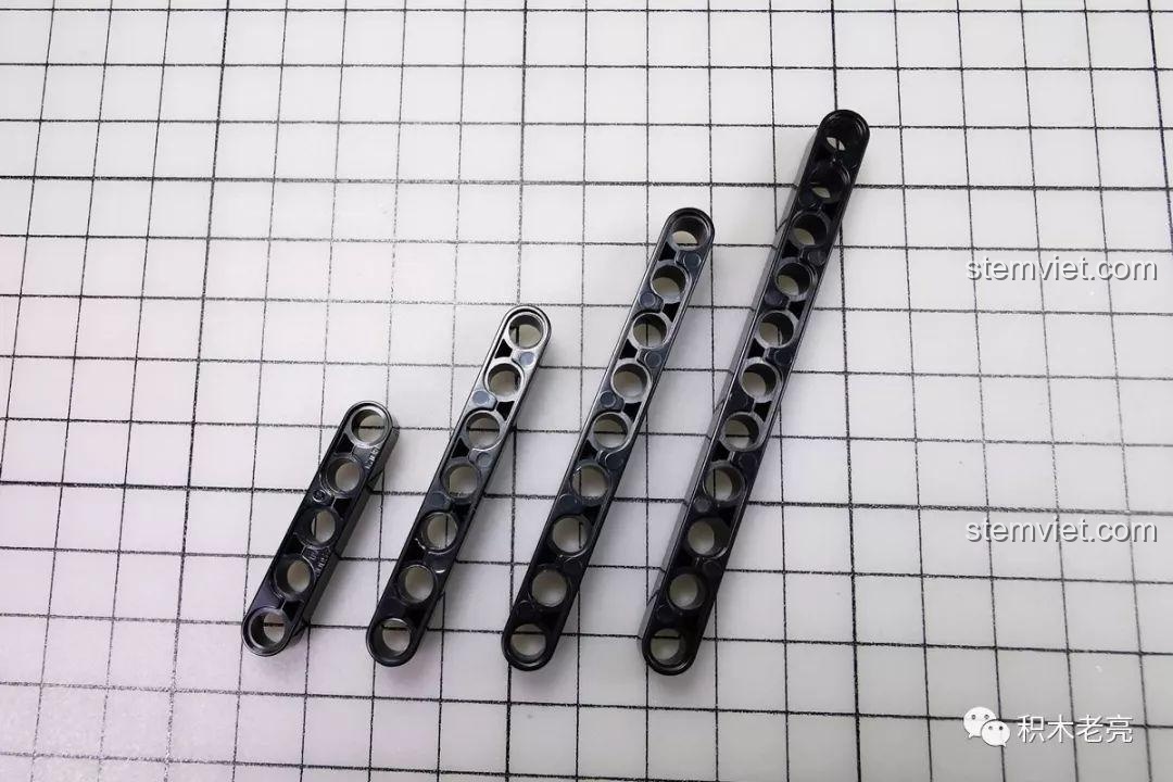 Các thanh trục Technic với độ dài khác nhau, dùng để so sánh kích thước khi lắp ráp Lamborghini Aventador SVJ Roadster LZ2101. Mẹo lắp ráp Lezhuang LZ2101.