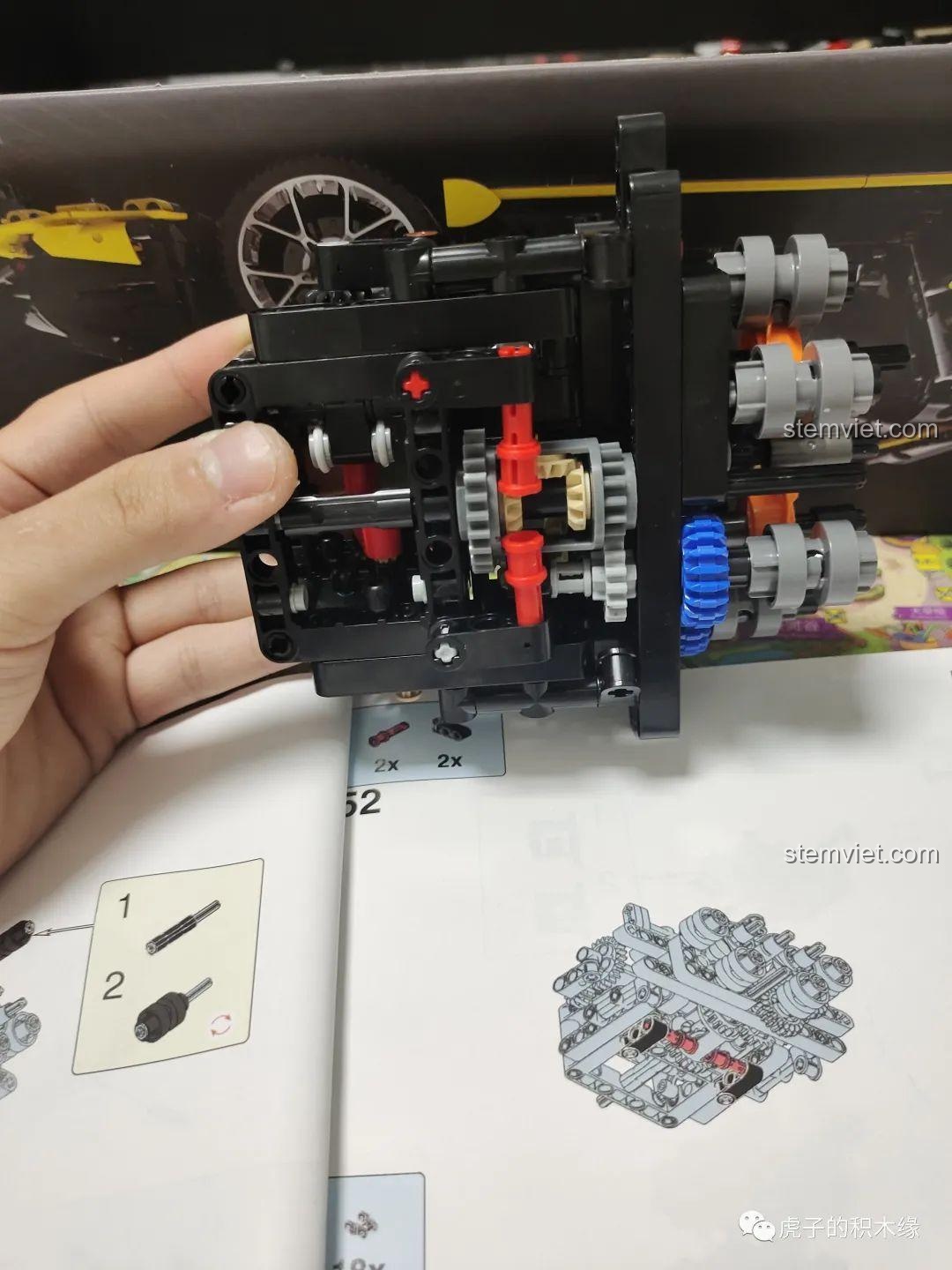 Cận cảnh hộp số 7 cấp của bộ lắp ráp Siêu xe Lamborghini Centenario, một trong những điểm nhấn nổi bật của mô hình.