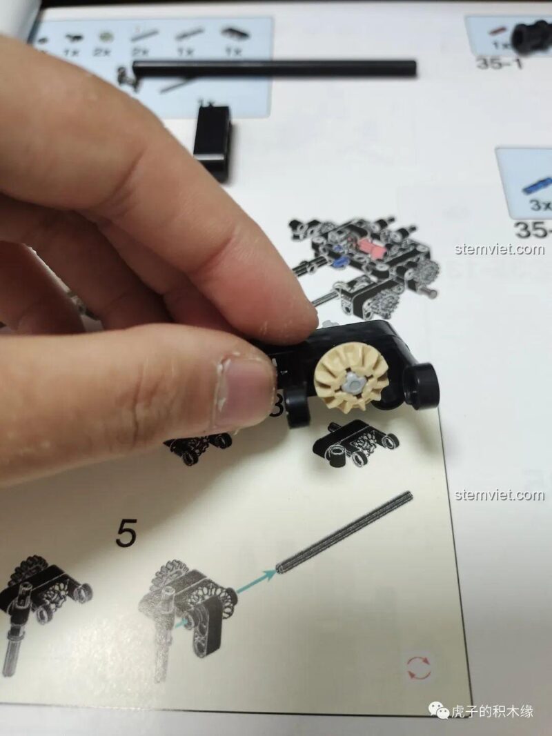 Cận cảnh bánh răng vi sai của đồ chơi lắp ghép YX01, một chi tiết quan trọng trong hệ thống truyền động.