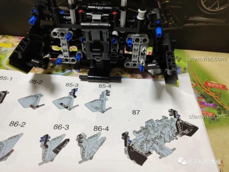 Quá trình lắp ráp phần đuôi xe của bộ xếp hình Meteor YX01.
