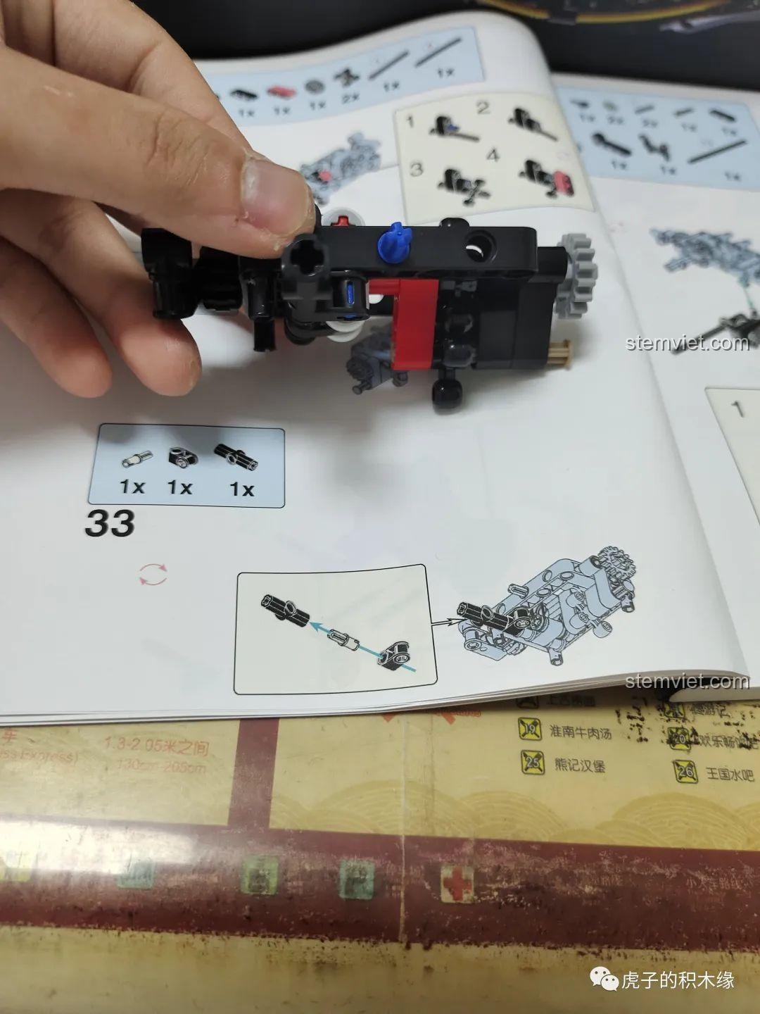 Chi tiết quá trình lắp ráp khung gầm của bộ xếp hình Meteor YX01, thể hiện sự phức tạp của hệ thống cơ khí.