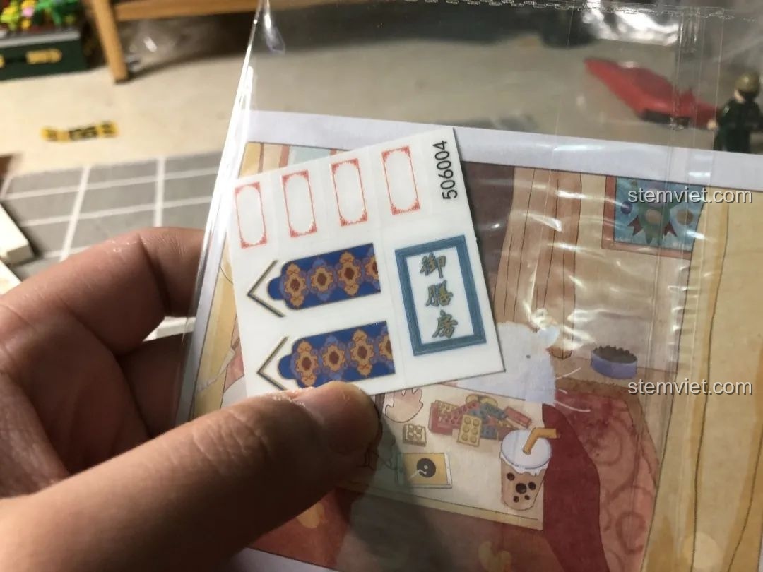 Miếng dán chuyển nhiệt của bộ Wekki 506004 Cảnh Thu với các họa tiết cung đình và chữ 'Ngự Thiện Phòng'.