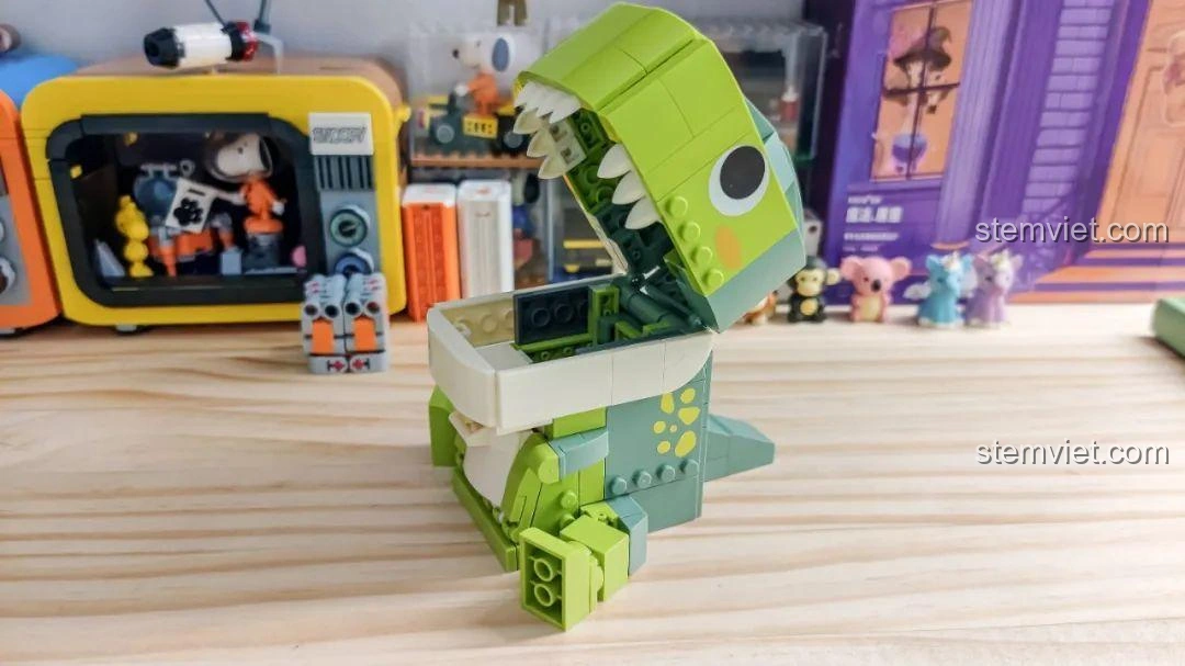 Cận cảnh miệng Khủng long T-Rex trong bộ JAKI JK5102 với răng trắng tinh, chi tiết sắc nét.