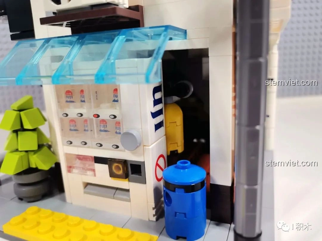 Minifig đứng cạnh cửa ra vào của mô hình CaDA C66006