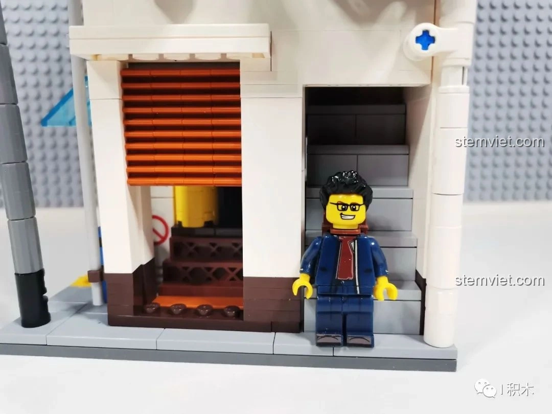 Minifig đứng cạnh máy bán hàng tự động của mô hình CaDA C66006