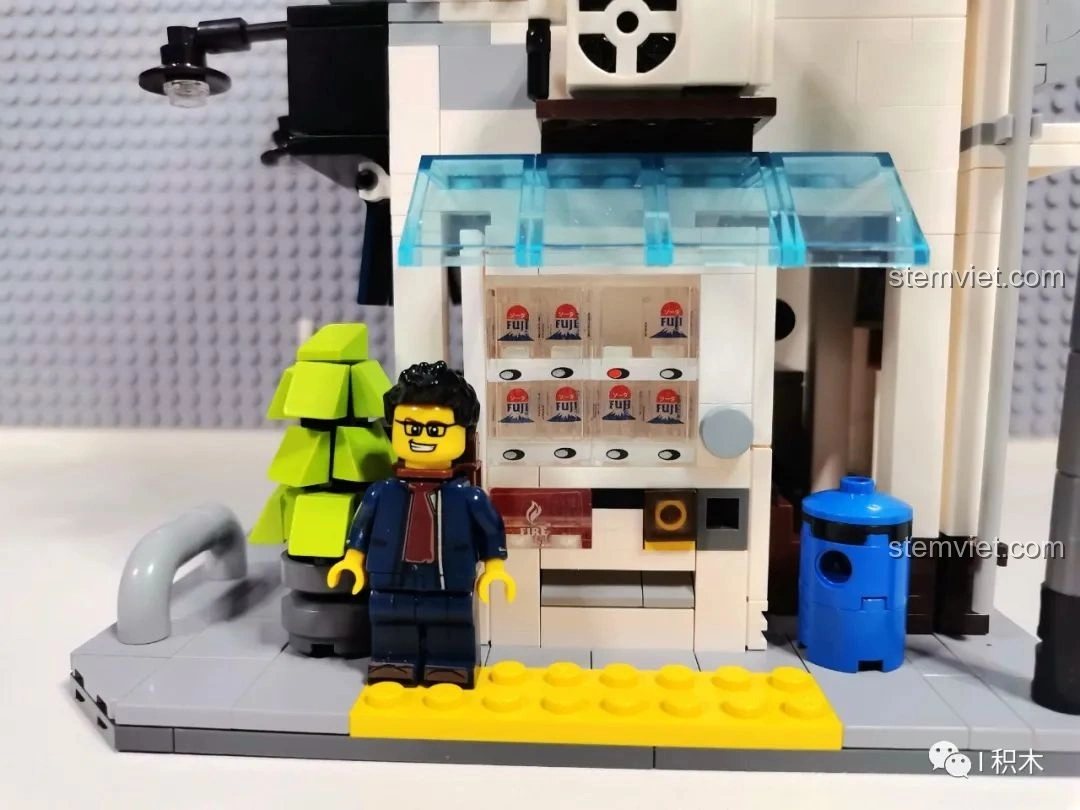 Minifig đứng trước mặt tiền cửa hàng bánh bao CaDA C66006