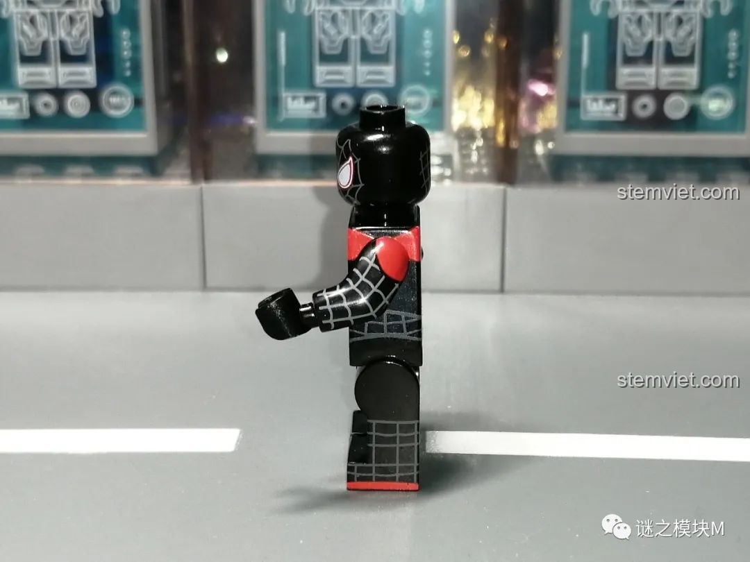 Minifigure Advanced Suit từ bộ lắp ráp Sách Người Nhện SY1461, góc nhìn mặt bên, thể hiện chi tiết trang phục.