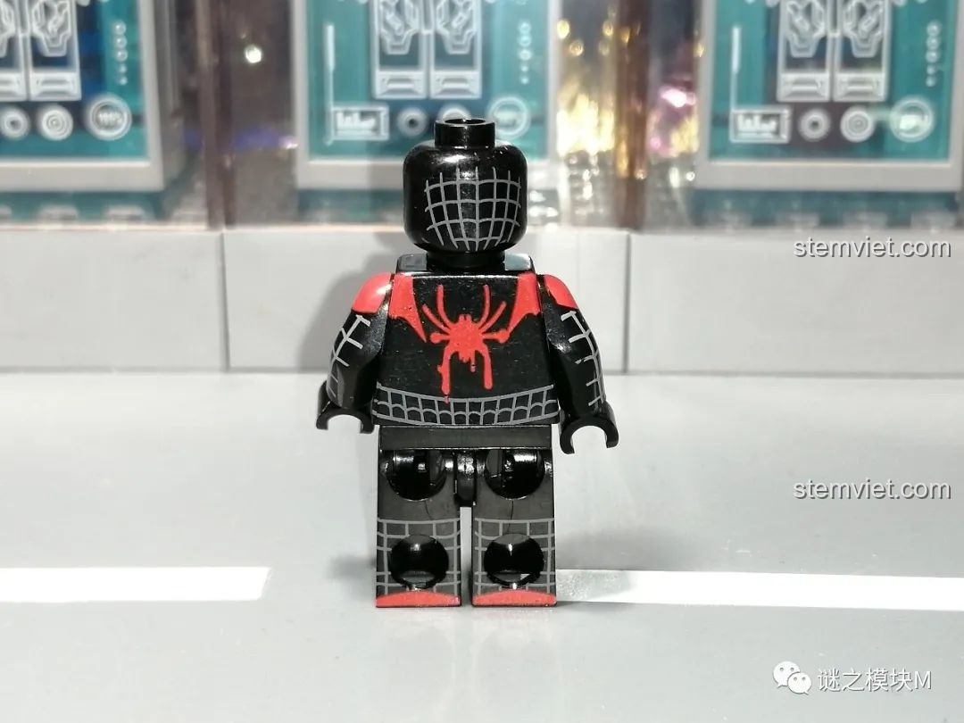 Minifigure Advanced Suit từ bộ lắp ráp Sách Người Nhện SY1461, mặt sau, với các chi tiết giáp được tái hiện rõ ràng.