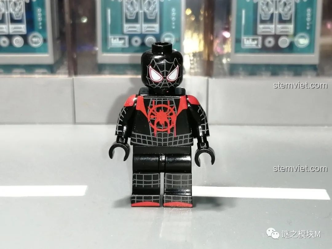 Minifigure Advanced Suit từ bộ lắp ráp Sách Người Nhện SY1461, mặt trước, với thiết kế đặc trưng từ game PS4.