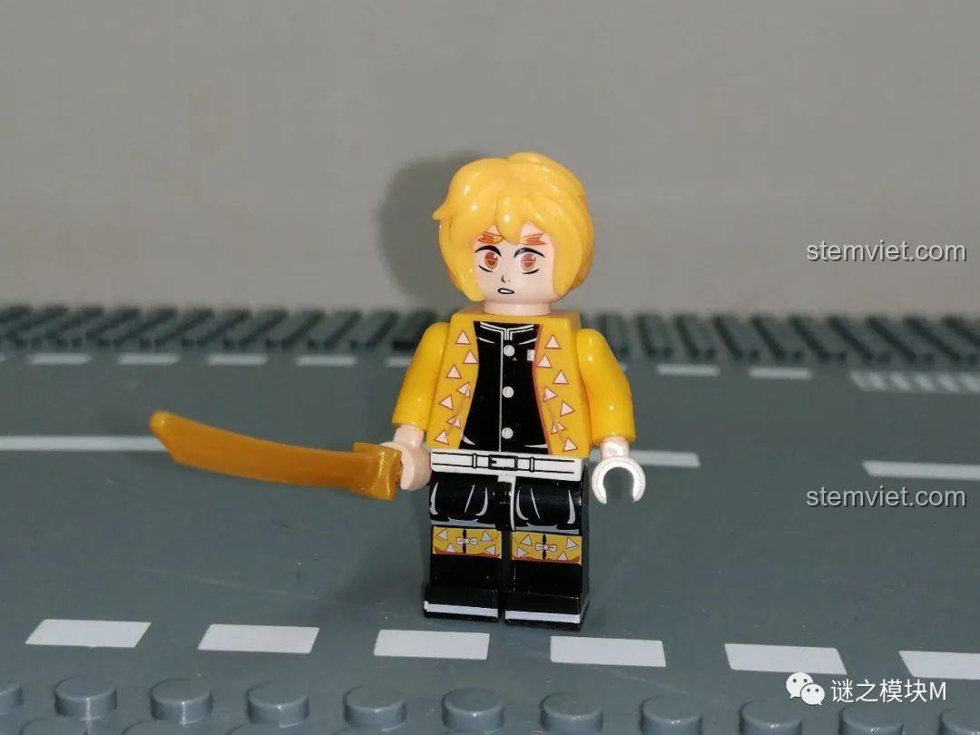 Cận cảnh minifigure Agatsuma Zenitsu từ bộ PRCK 69612 với mái tóc vàng và áo haori họa tiết tam giác.