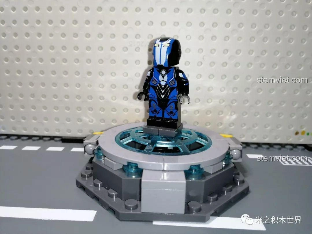 Minifigure All-New All-Different Iron Man trên đế trưng bày, giáp xanh đen với điểm nhấn bạc, một thiết kế hiện đại.