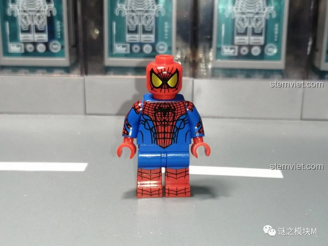 Minifigure Amazing Spider-Man với thiết kế hiện đại, một phần của bộ đồ chơi lắp ráp Sách Người Nhện SY1461.