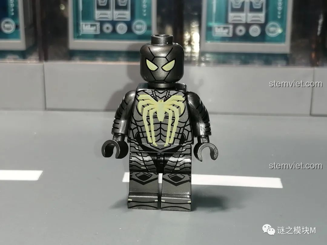 Minifigure Anti-Ock Suit của Người Nhện, một thiết kế đặc biệt trong bộ đồ chơi lắp ráp Sách Người Nhện SY1461.