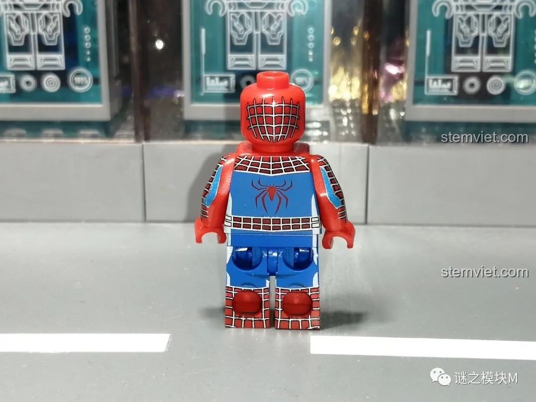 Minifigure Anti-Ock Suit từ bộ lắp ráp Sách Người Nhện SY1461, góc nhìn mặt bên.