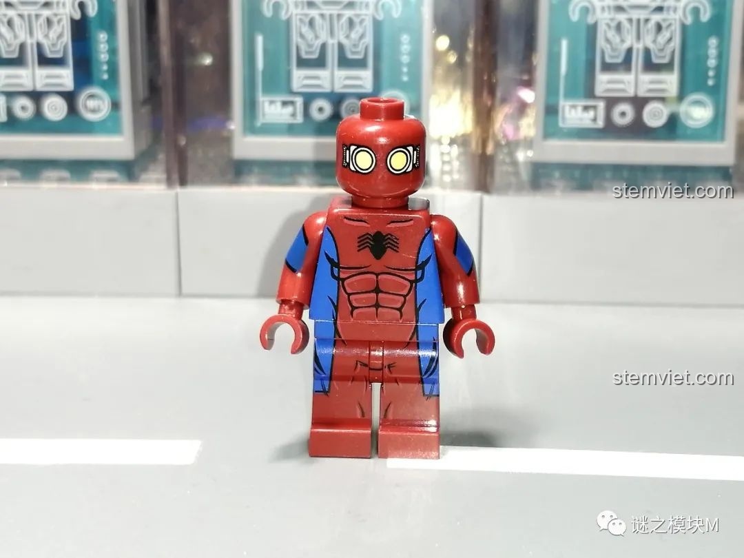 Minifigure Anti-Ock Suit từ bộ lắp ráp Sách Người Nhện SY1461, mặt sau.
