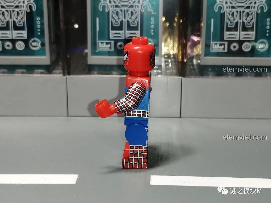 Minifigure Anti-Ock Suit từ bộ lắp ráp Sách Người Nhện SY1461, mặt trước, với tông màu đỏ và xám.