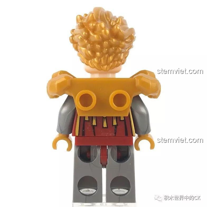 Mặt sau của minifigure Áo Sắt, thể hiện chi tiết giáp và tóc vàng.