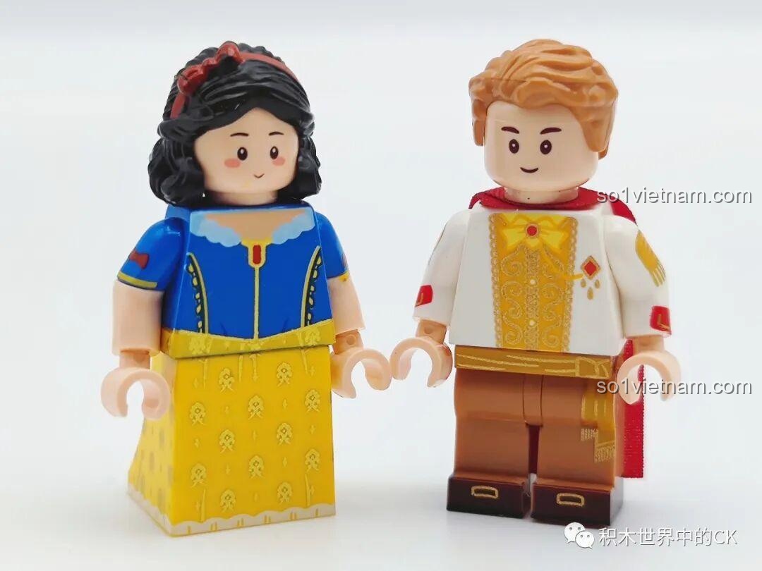 Minifigure Nàng Bạch Tuyết với hai biểu cảm khuôn mặt: một bên đang ngủ và một bên đã tỉnh giấc.