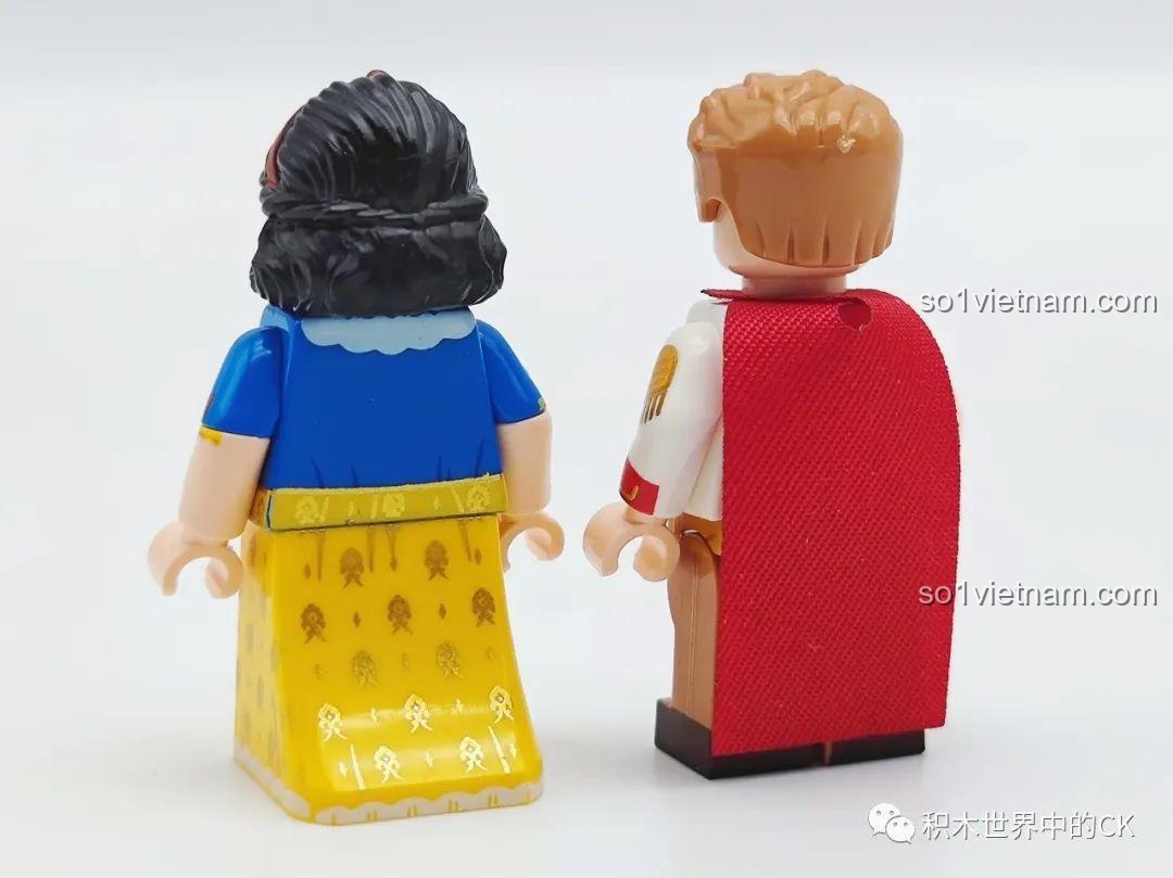 Mặt sau của hai minifigure Nàng Bạch Tuyết và Hoàng tử, cho thấy chi tiết in trên váy và áo choàng.